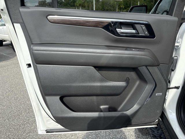 Photo of 2025 Iridescent Pearl Tricoat Chevrolet Suburban