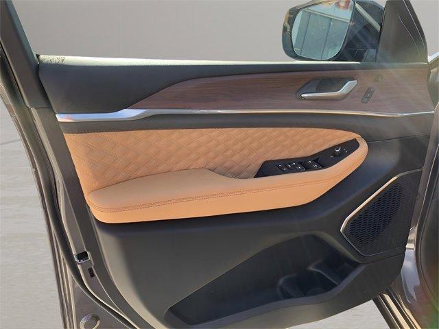Photo of 2025 Metallic Jeep Grand Cherokee