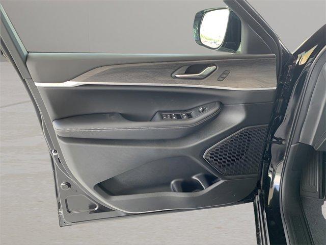 Photo of 2025 Diamond Black Jeep Grand Cherokee L