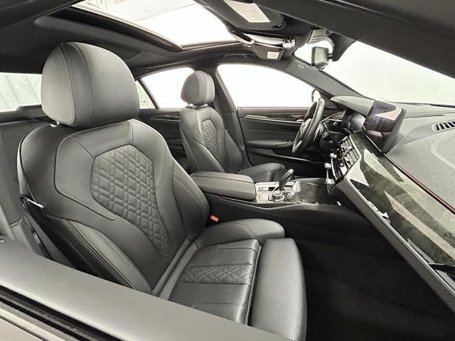 Photo of 2022 Black Sapphire Metallic BMW 530