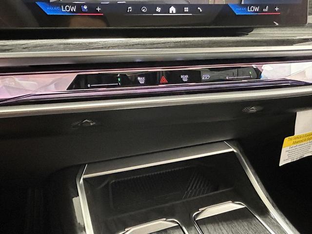 Photo of 2025 Black Sapphire Metallic BMW i7