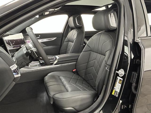 Photo of 2025 Black Sapphire Metallic BMW i7