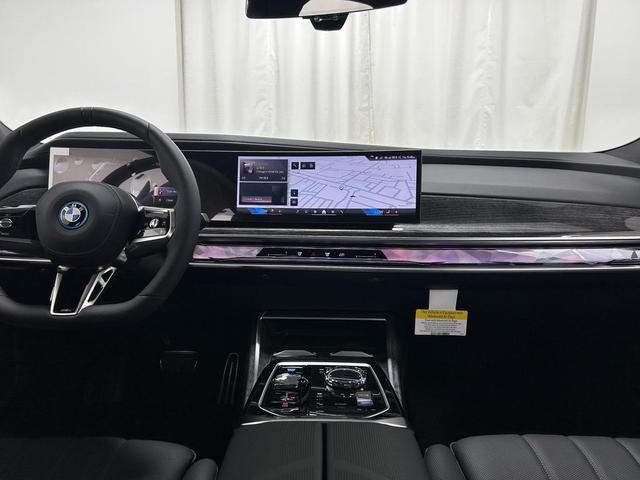 Photo of 2025 Black Sapphire Metallic BMW i7