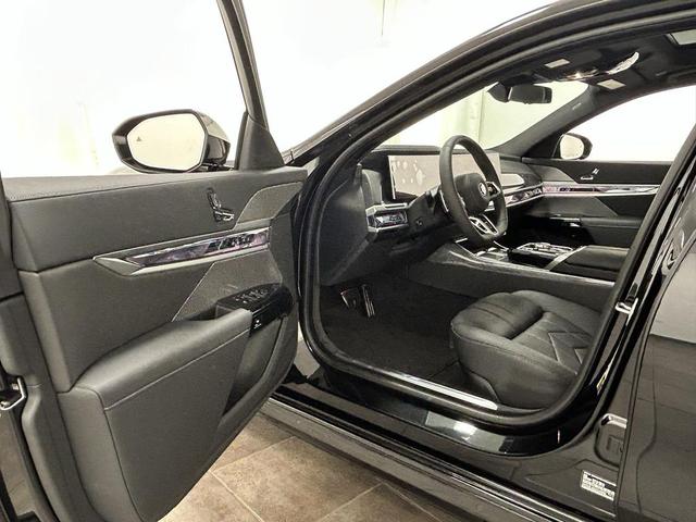 Photo of 2025 Black Sapphire Metallic BMW i7