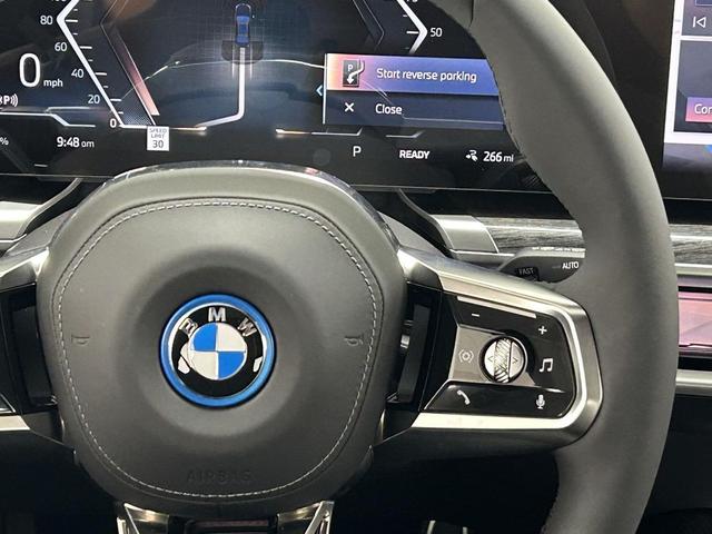 Photo of 2025 Black Sapphire Metallic BMW i7