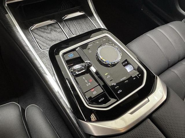 Photo of 2025 Black Sapphire Metallic BMW i7