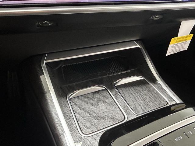 Photo of 2025 Black Sapphire Metallic BMW i7