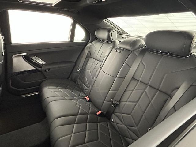 Photo of 2025 Black Sapphire Metallic BMW i7