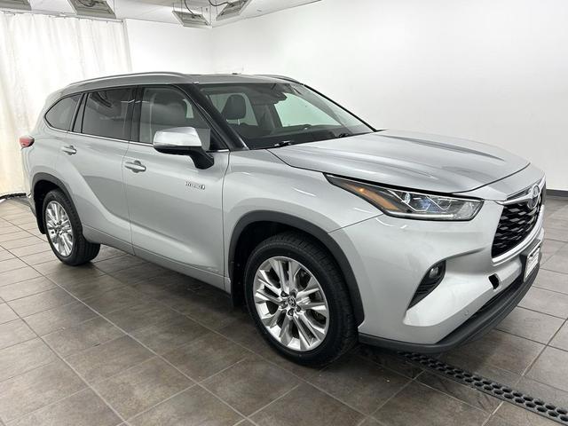 Photo of 2020 Celestial Silver Metallic Toyota Highlander Hybrid
