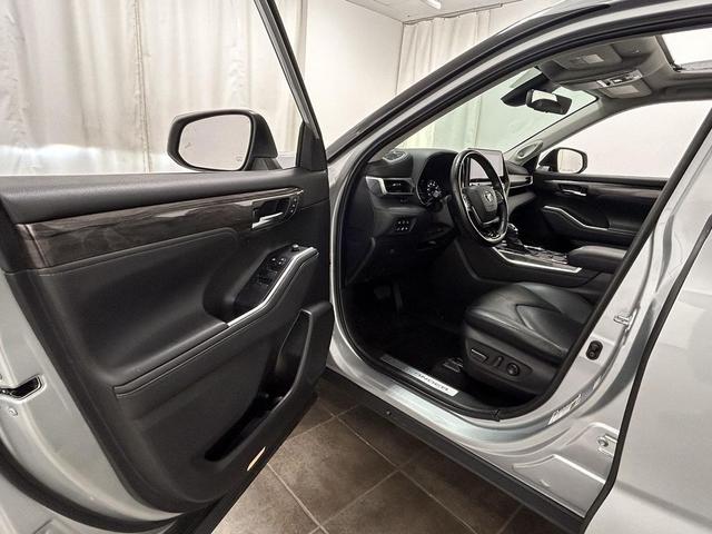 Photo of 2020 Celestial Silver Metallic Toyota Highlander Hybrid