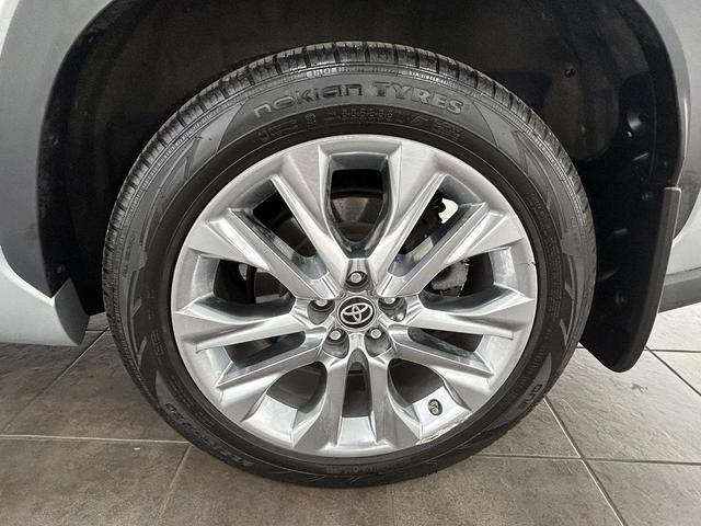 Photo of 2020 Celestial Silver Metallic Toyota Highlander Hybrid