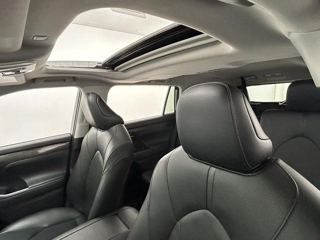 Photo of 2020 Celestial Silver Metallic Toyota Highlander Hybrid