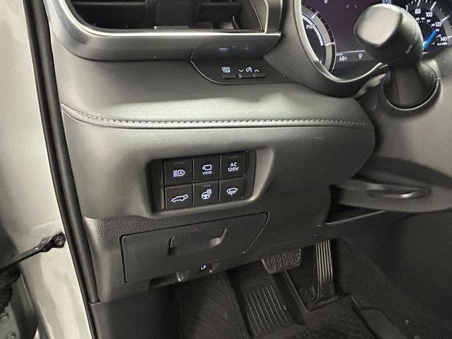 Photo of 2020 Celestial Silver Metallic Toyota Highlander Hybrid