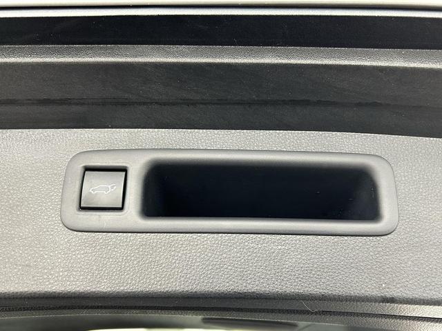Photo of 2020 Celestial Silver Metallic Toyota Highlander Hybrid