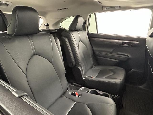 Photo of 2020 Celestial Silver Metallic Toyota Highlander Hybrid