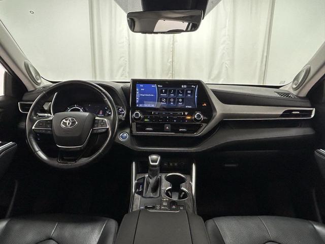 Photo of 2020 Celestial Silver Metallic Toyota Highlander Hybrid