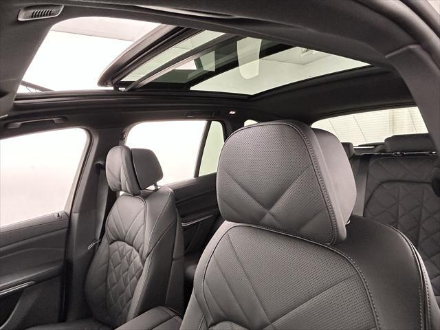 Photo of 2026 Mineral White Metallic BMW X5 PHEV