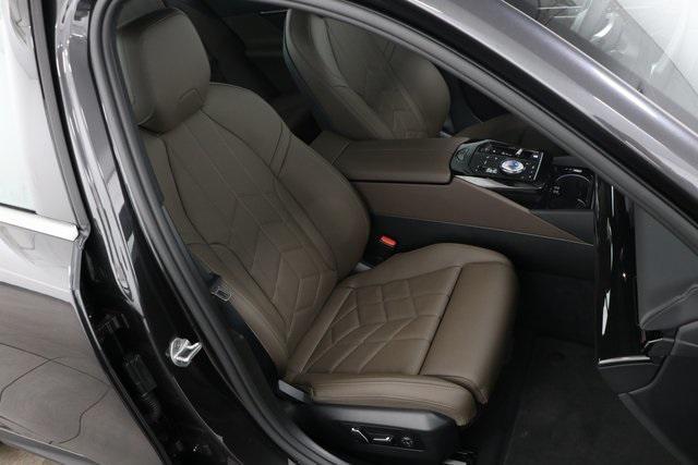 Photo of 2025 Dark Graphite Metallic BMW 530