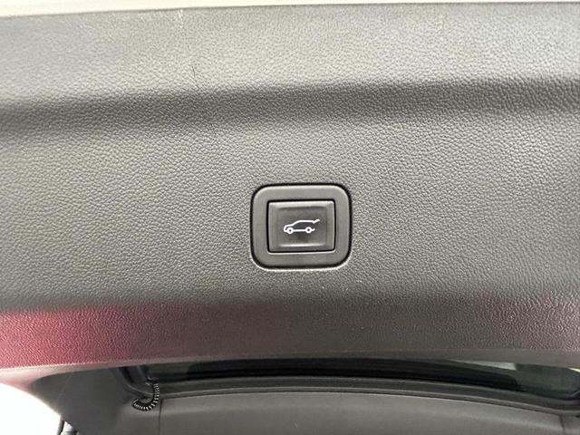 Photo of 2023 Crystal White Tricoat Cadillac Escalade