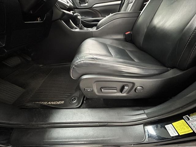 Photo of 2017 Midnight Black Metallic Toyota Highlander