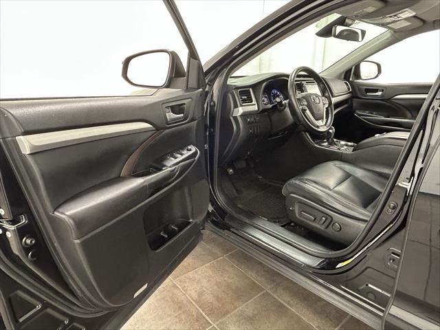Photo of 2017 Midnight Black Metallic Toyota Highlander