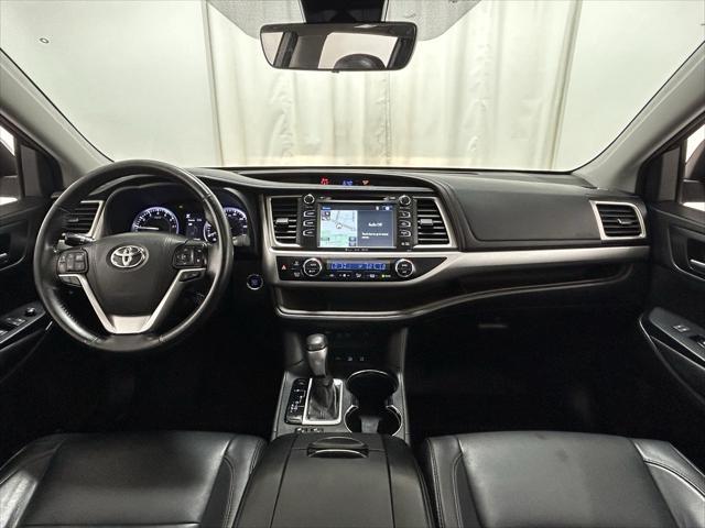 Photo of 2017 Midnight Black Metallic Toyota Highlander