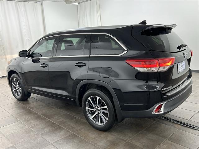 Photo of 2017 Midnight Black Metallic Toyota Highlander