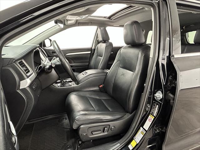 Photo of 2017 Midnight Black Metallic Toyota Highlander