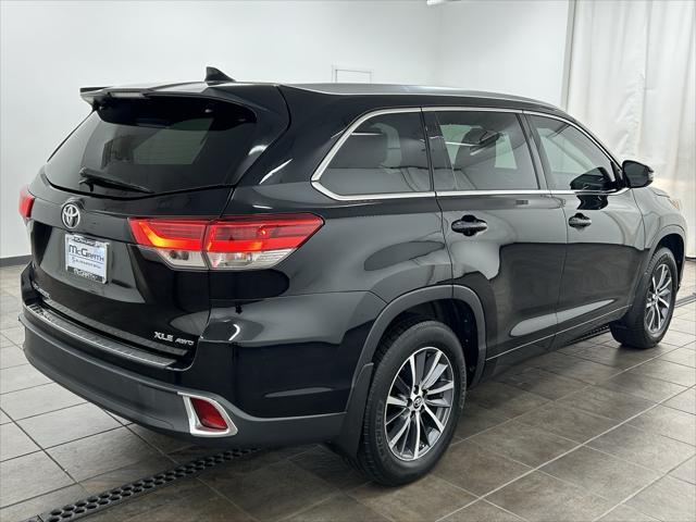 Photo of 2017 Midnight Black Metallic Toyota Highlander