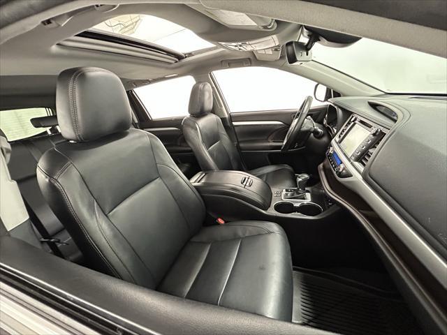 Photo of 2017 Midnight Black Metallic Toyota Highlander