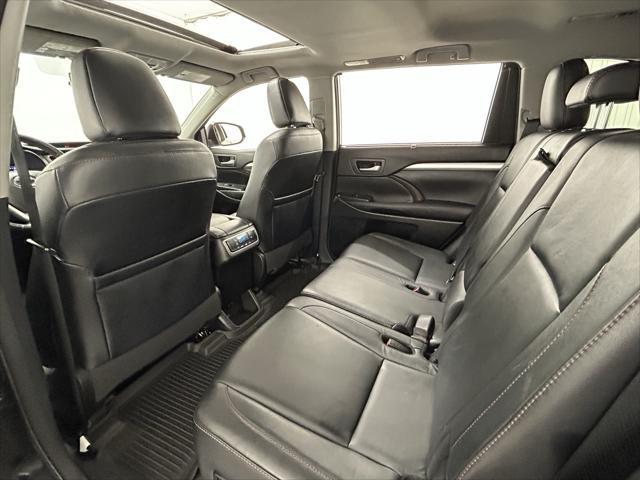 Photo of 2017 Midnight Black Metallic Toyota Highlander
