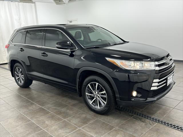 Photo of 2017 Midnight Black Metallic Toyota Highlander