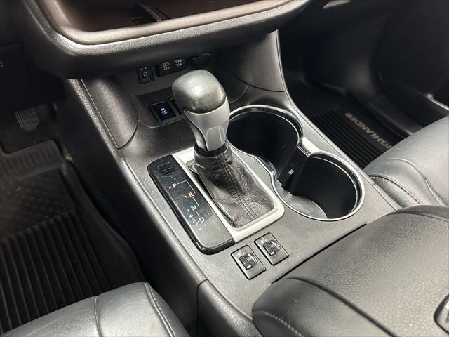 Photo of 2017 Midnight Black Metallic Toyota Highlander