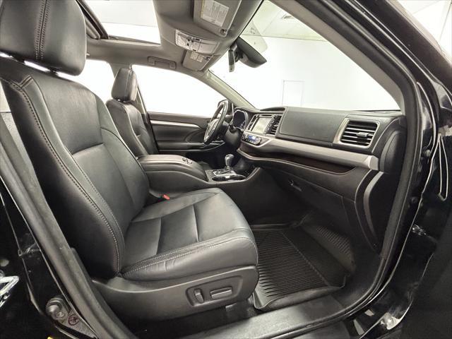 Photo of 2017 Midnight Black Metallic Toyota Highlander