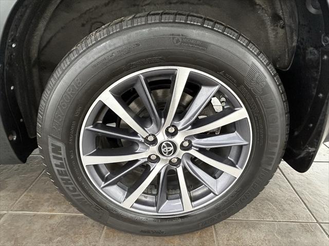 Photo of 2017 Midnight Black Metallic Toyota Highlander