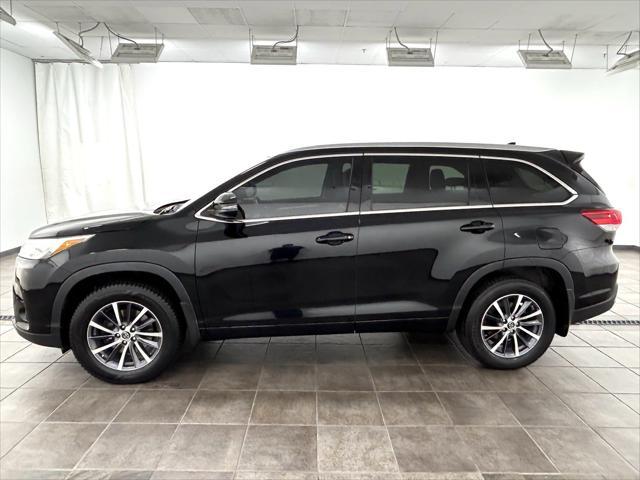 Photo of 2017 Midnight Black Metallic Toyota Highlander