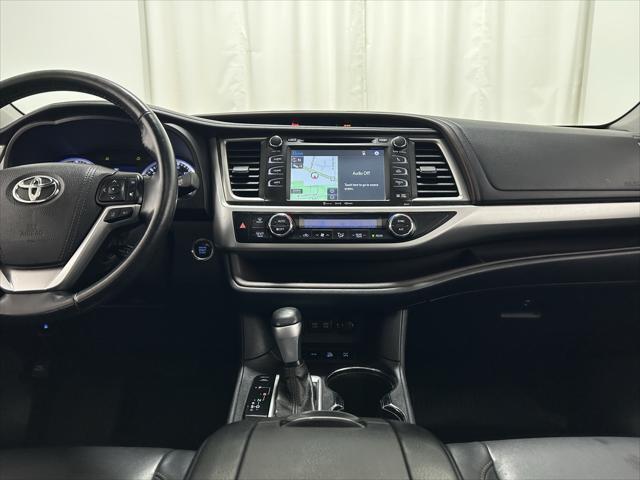 Photo of 2017 Midnight Black Metallic Toyota Highlander