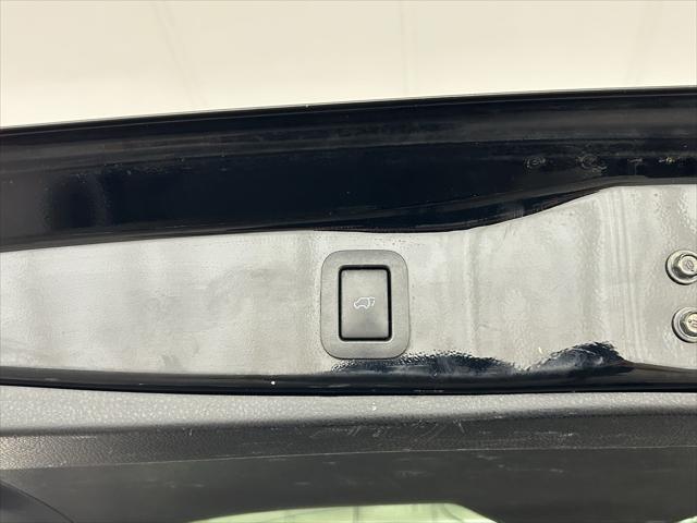 Photo of 2017 Midnight Black Metallic Toyota Highlander