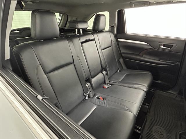 Photo of 2017 Midnight Black Metallic Toyota Highlander