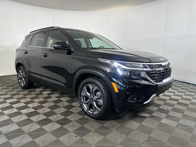 Photo of 2024 Fusion Black Kia Seltos