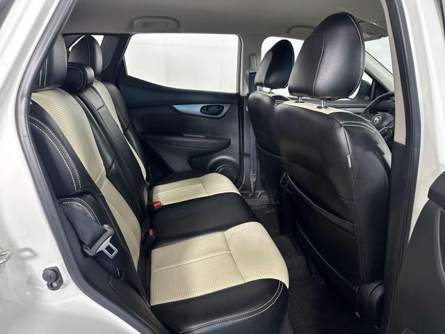 Photo of 2021 Glacier White Nissan Rogue Sport