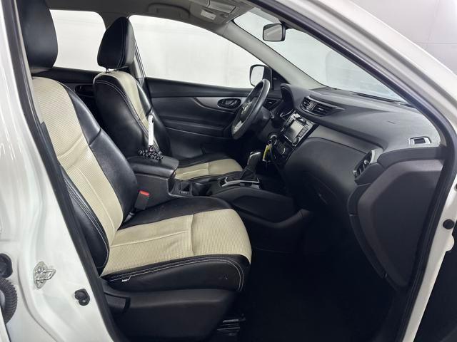 Photo of 2021 Glacier White Nissan Rogue Sport