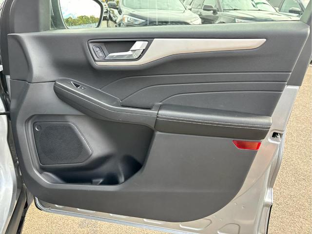 Photo of 2022 Iconic Silver Metallic Ford Escape