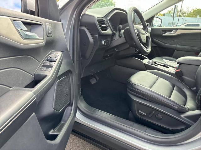 Photo of 2022 Iconic Silver Metallic Ford Escape