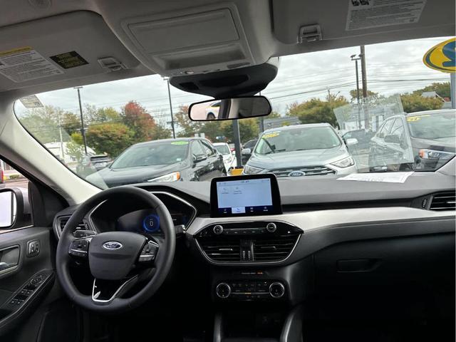 Photo of 2022 Iconic Silver Metallic Ford Escape