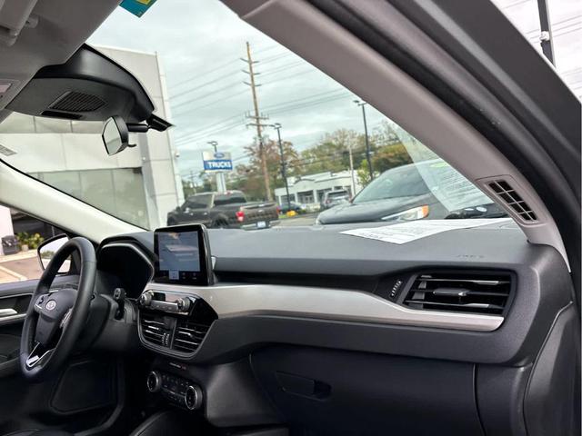 Photo of 2022 Iconic Silver Metallic Ford Escape