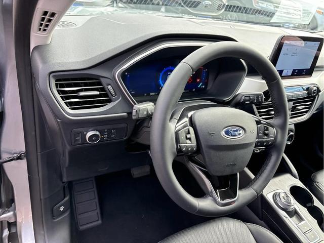Photo of 2022 Iconic Silver Metallic Ford Escape