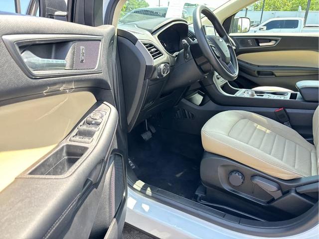 Photo of 2022 Oxford White Ford Edge