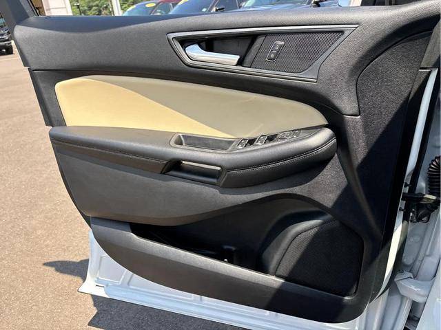 Photo of 2022 Oxford White Ford Edge