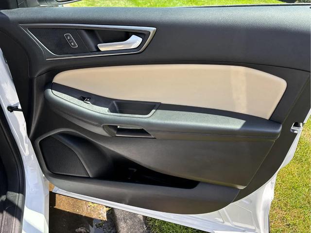 Photo of 2022 Oxford White Ford Edge